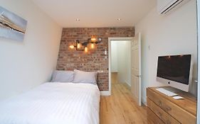 Modern Bedroom In London !!